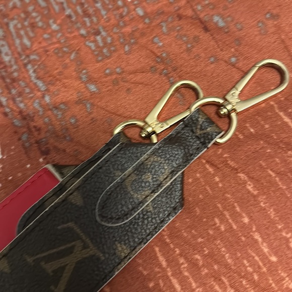 Louis Vuttion purse strap can be worn as a crossbody or on shoulder 90cm long - Picture 5 of 14
